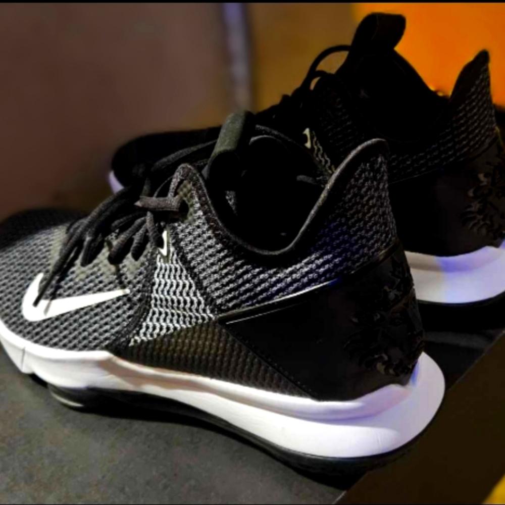 Nike LeBron witness 4